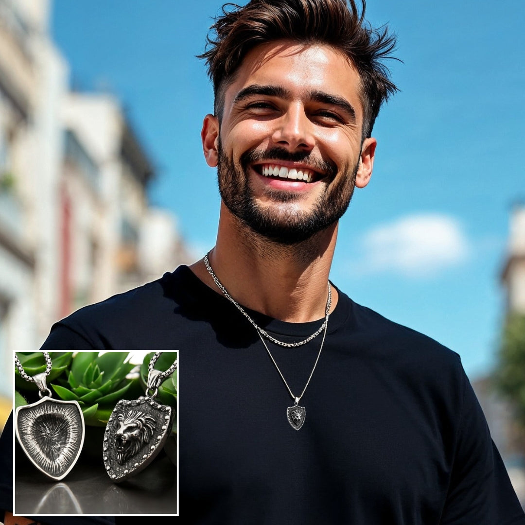 Collier hommes, pendentif BOUCLIER LION II™  t-shirt noir ciel bleu jeune homme