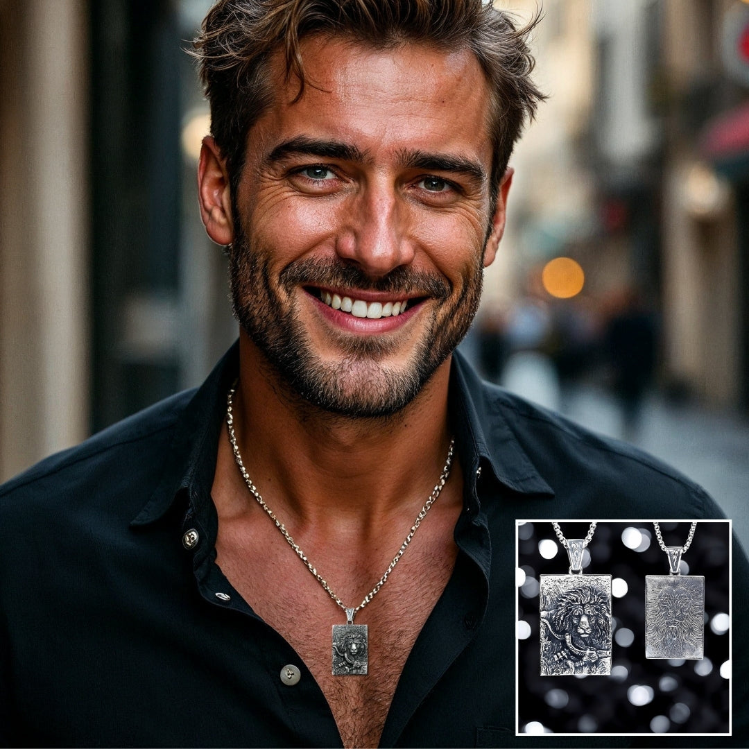 Colliers- homme- pendentif- LION-ET- SERPENT-homme-élégant- chemise- noire- rue-Paris