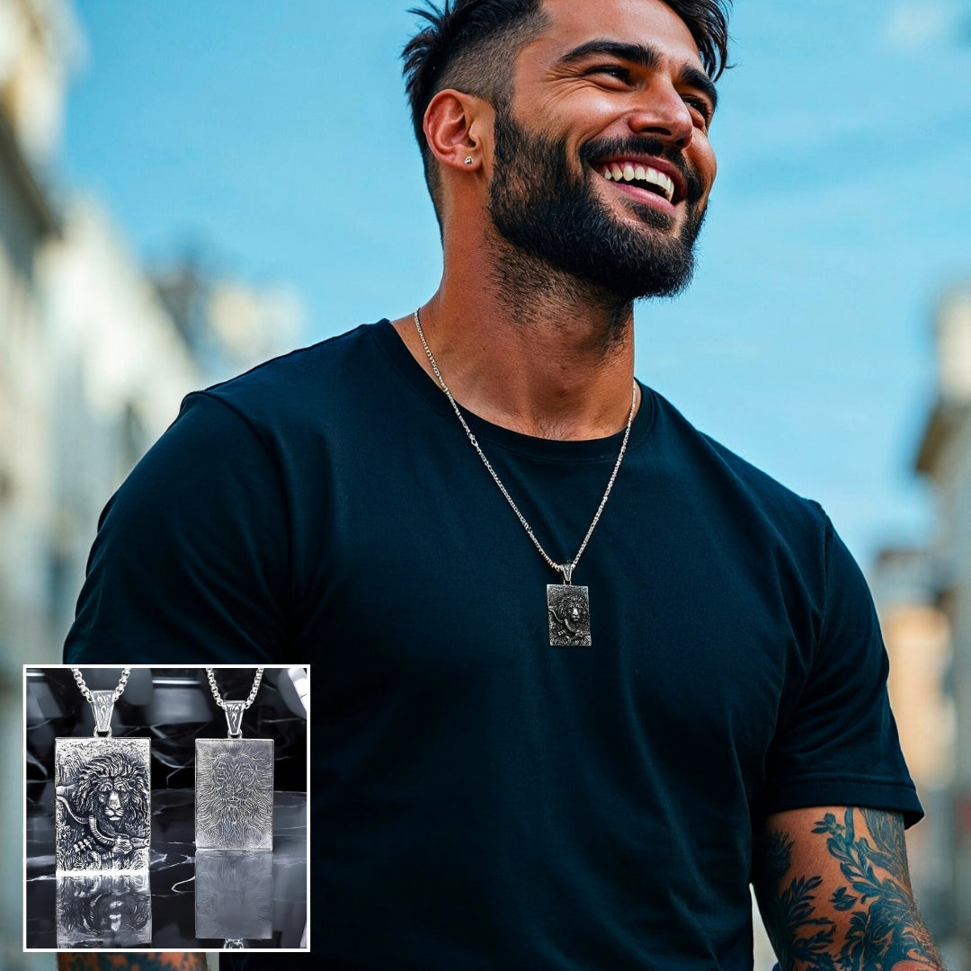 Colliers- homme- pendentif- LION-ET- SERPENT-homme-élégant- t-shirt- noir- sourire- rue-Paris