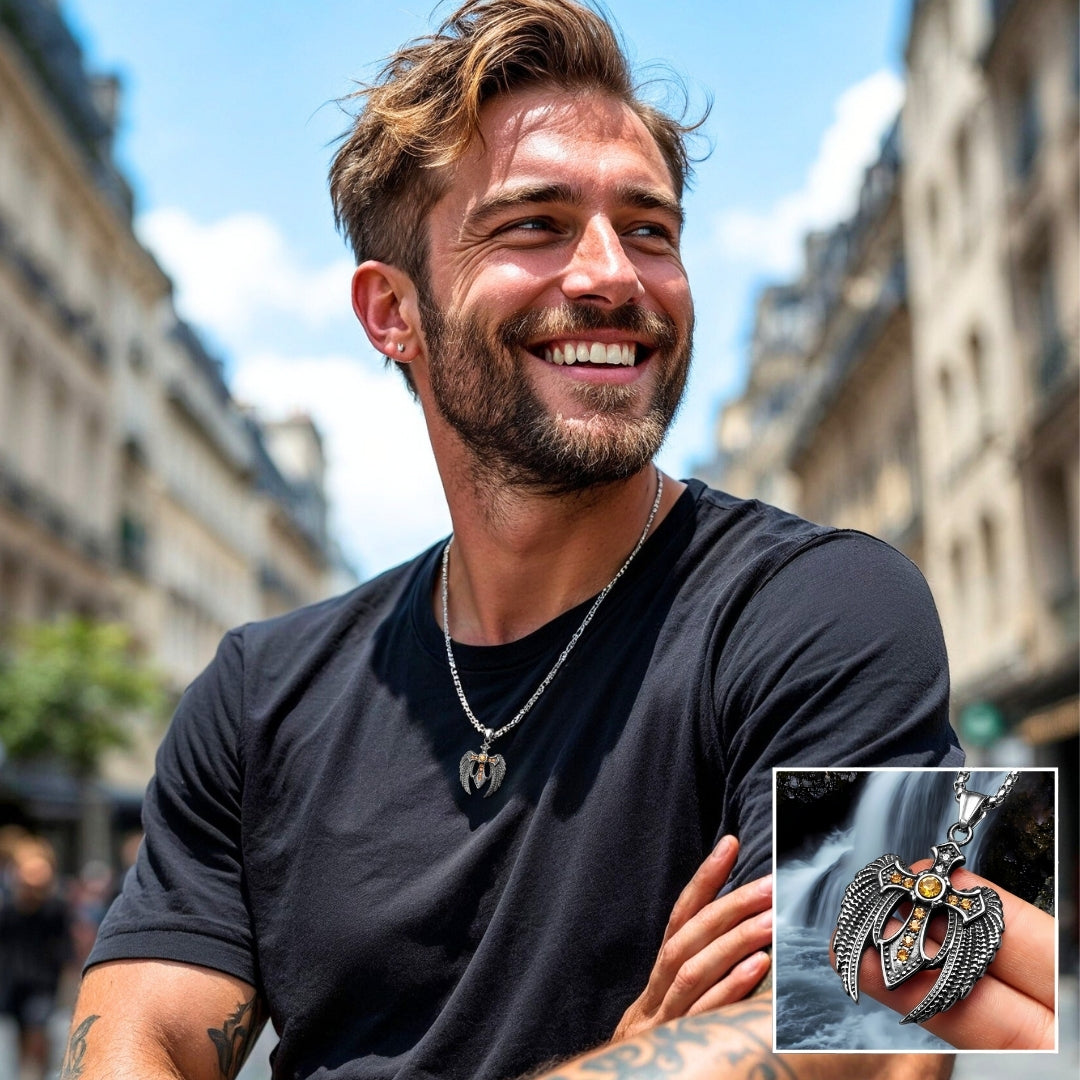 Colliers-homme - pendentif - croix ailée-bjaune-chandail noir-homme-jeune-ciel-bleu-Paris