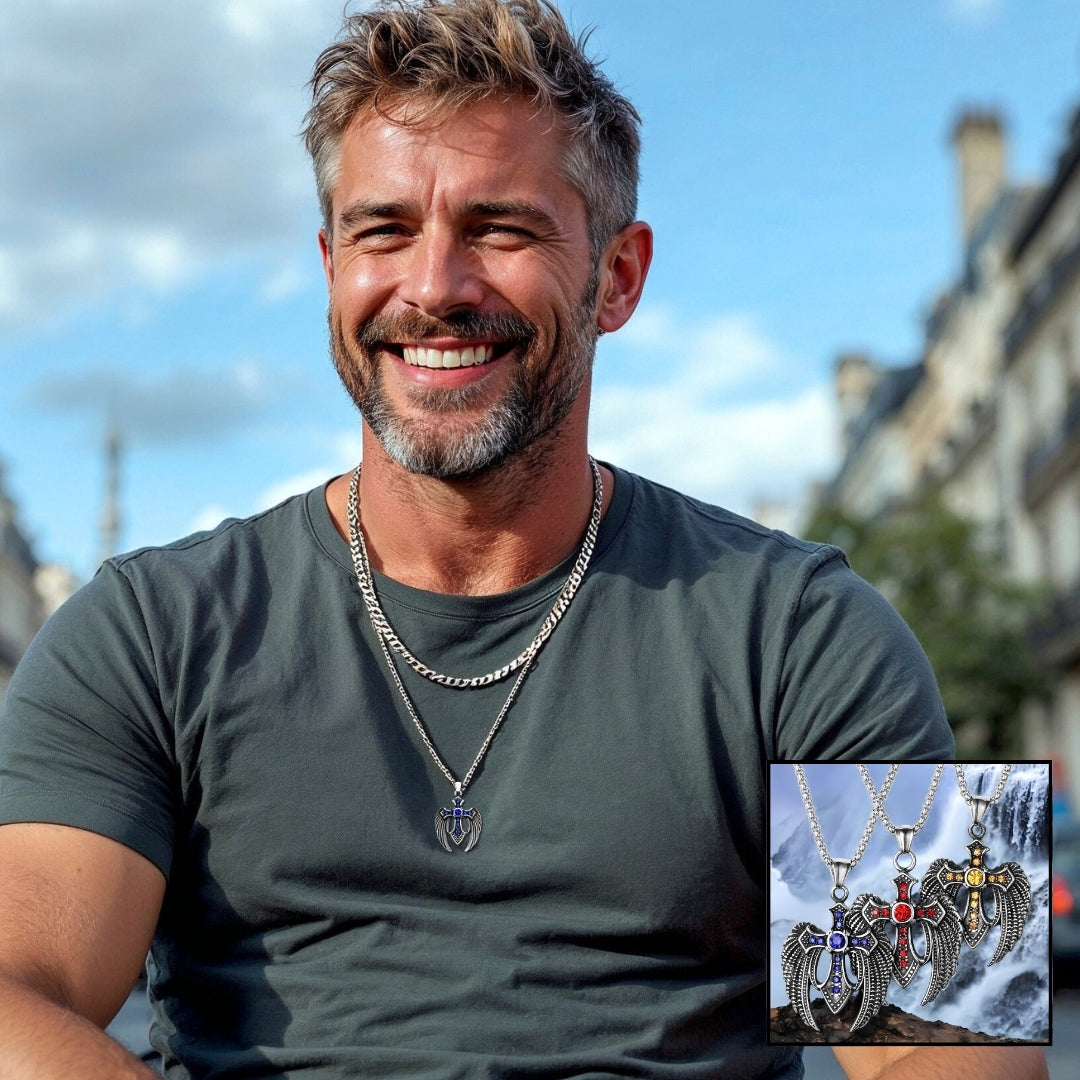 Colliers-homme - pendentif - croix ailée-bleu-chandail gris-homme-mature-ciel-bleu