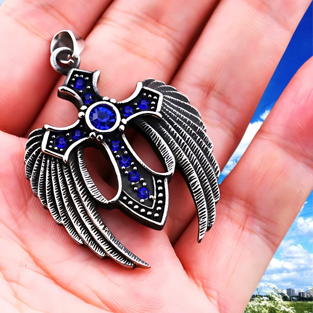 Colliers-homme_-_pendentif_-_croix_ail_e-bleu-main_présentation