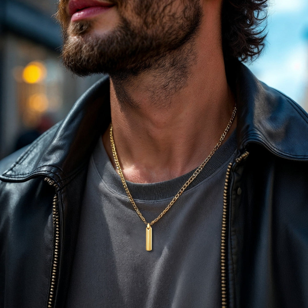 Colliers homme – pendentifs-argent-barre-motifs--doré-luxe-veste-cuir-élégant-noire