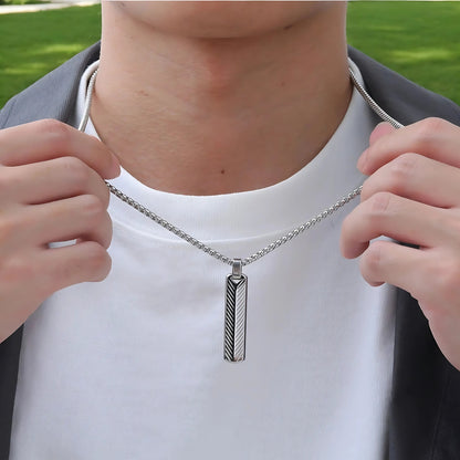 Colliers homme – pendentifs-argent-barre-motifs-argent-élégant-t-shirt-blanc-parc
