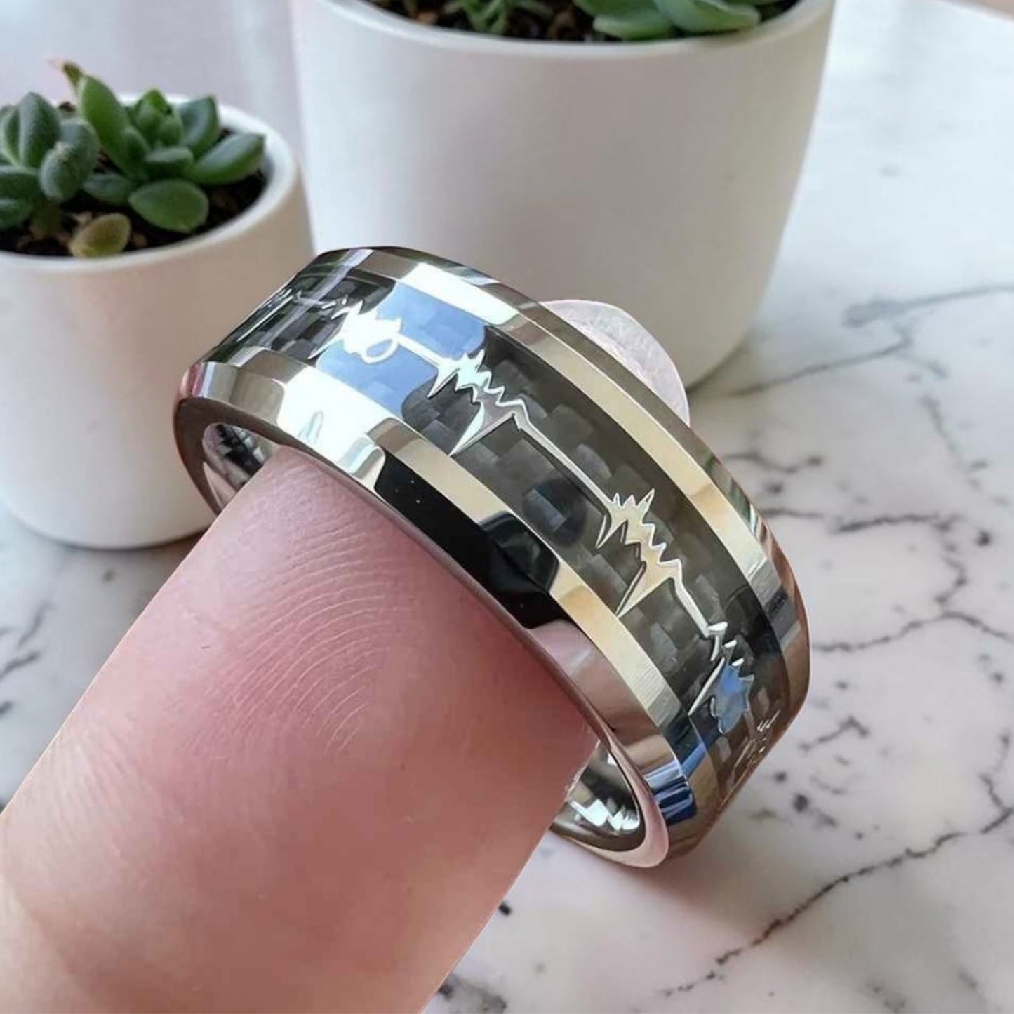 Détail de la bague homme Battement de Cœur avec motif électrocardiogramme plantes marbre blanc