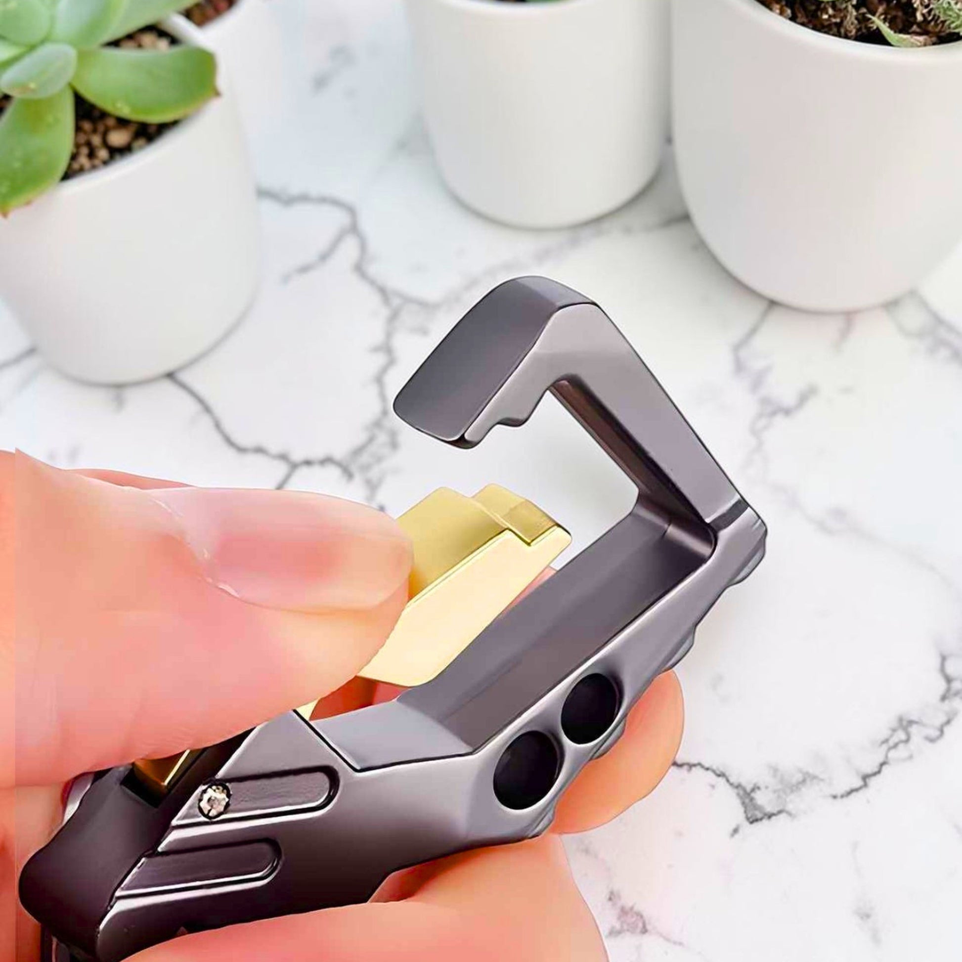 "Gros plan mécanisme décapsuleur intégré porte-clé CARABINER finition gun black et doré mmihommesmodernes.com"