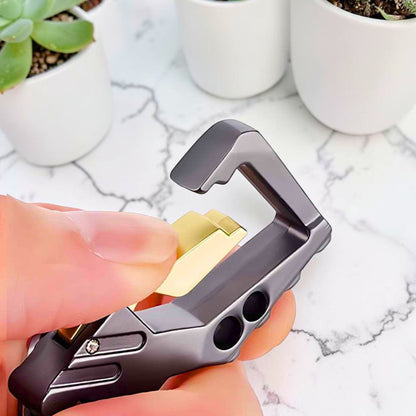 "Gros plan mécanisme décapsuleur intégré porte-clé CARABINER finition gun black et doré mmihommesmodernes.com"