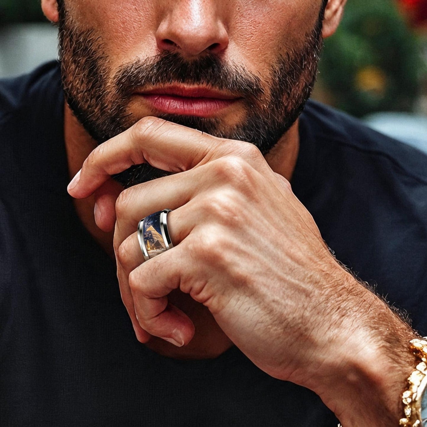 Gros plan sur une bague homme avec motif de pyramide égyptienne