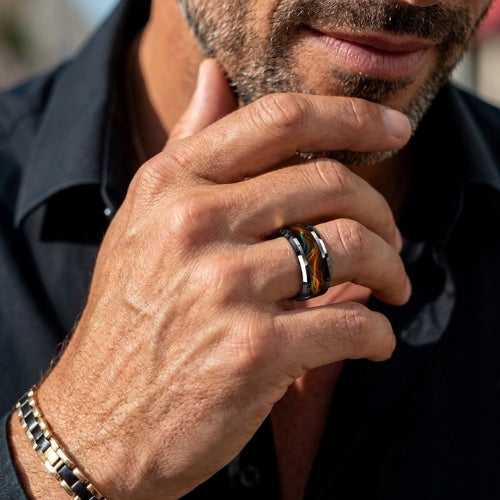  "Homme mature portant la bague Aurore Magmatique en acier noir - mmihommesmodernes.com"