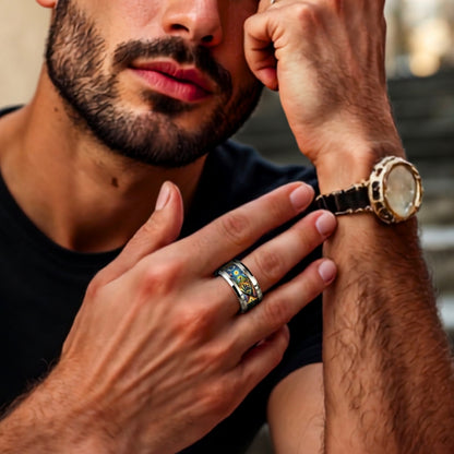 Homme portant la Bague Mystique acier inoxydable avec symboles mystiques - bague homme mmihommesmodernes.com