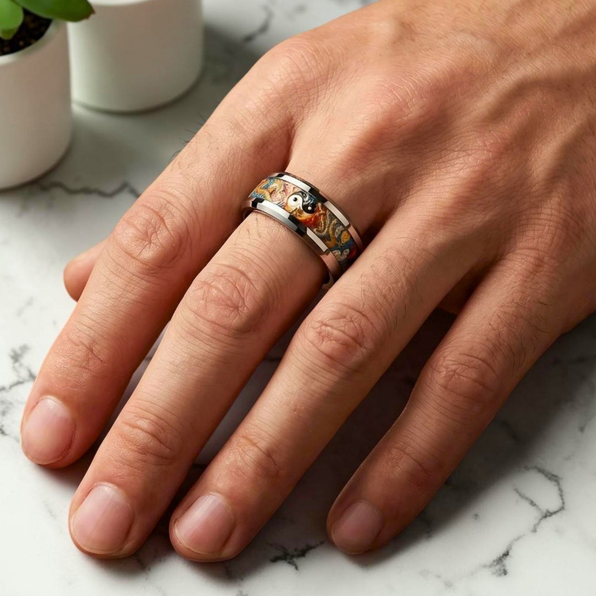 Homme portant la bague mystique Dragon Yin-Yang acier inoxydable - chevalière homme mmihommesmodernes.com
