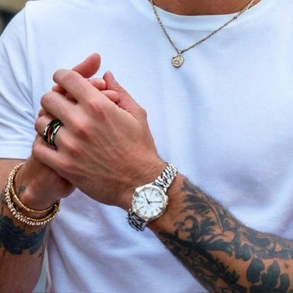 Homme tatoué portant une bague acier style masculin avec montre et bracelets - mmihommesmodernes.com"