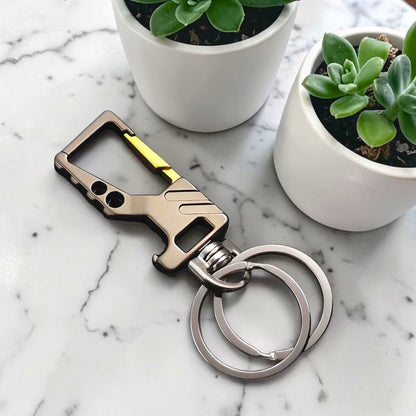 "Porte-clé homme CARABINER finition noir et doré double anneau posé sur marbre mmihommesmodernes.com"