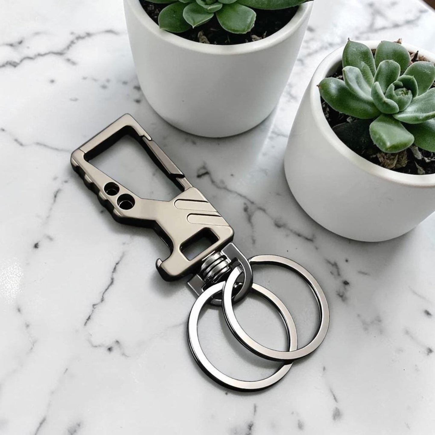 "Porte-clé homme CARABINER finition tout noir double anneau posé sur marbre mmihommesmodernes.com"