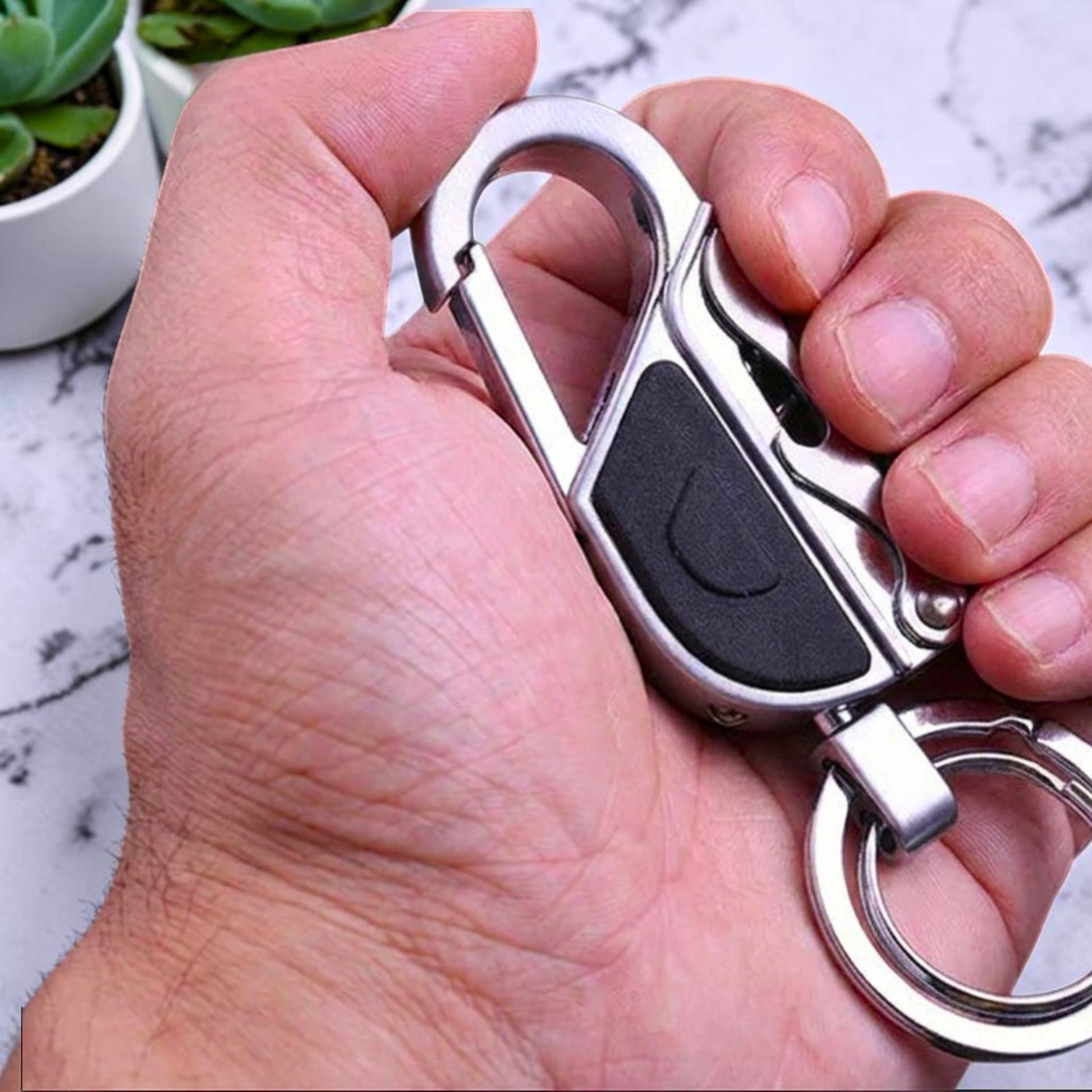 Porte-clé métal mousqueton EDC tenu en main finition argent