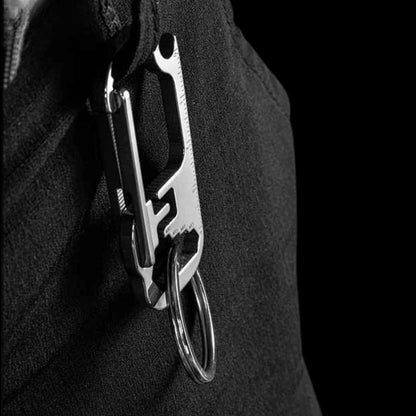 Porte clé multifonction TactikPro accroché à une veste noire style EDC mmihommesmodernes.com