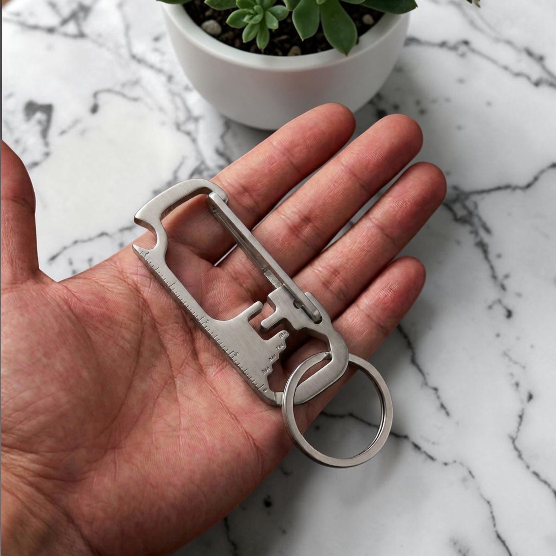 Porte clé multifonction TactikPro tenu dans la main taille compacte mmihommesmodernes.com