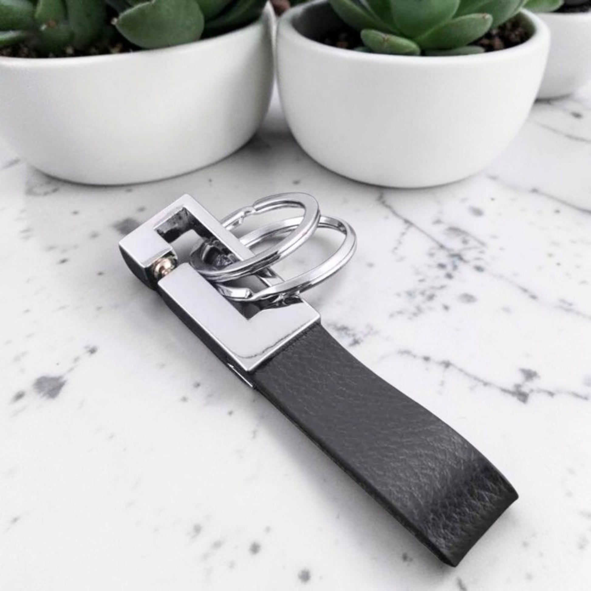 Porte clés luxe | Élégance Cuir "Prestige" noir table marbre couché plantes