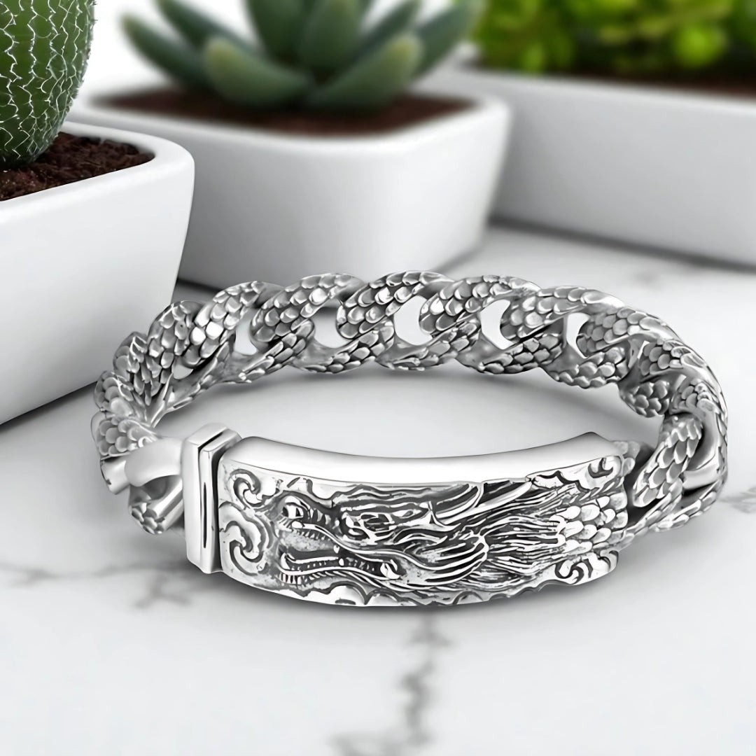 bracelet homme dragon head argent plantes table marbre presentation