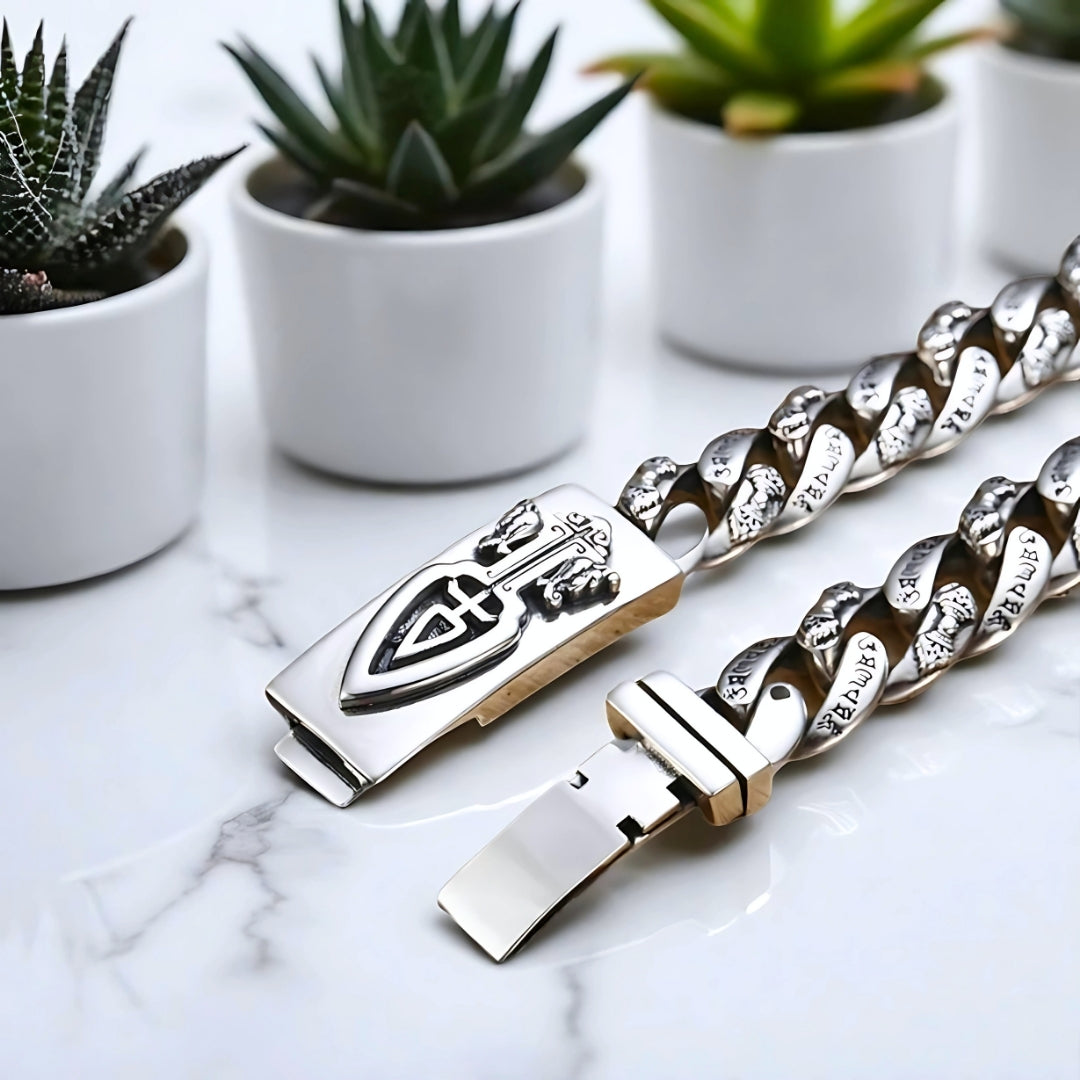 bracelet homme luxe arrow king table marbre plantes fermoir presentation 