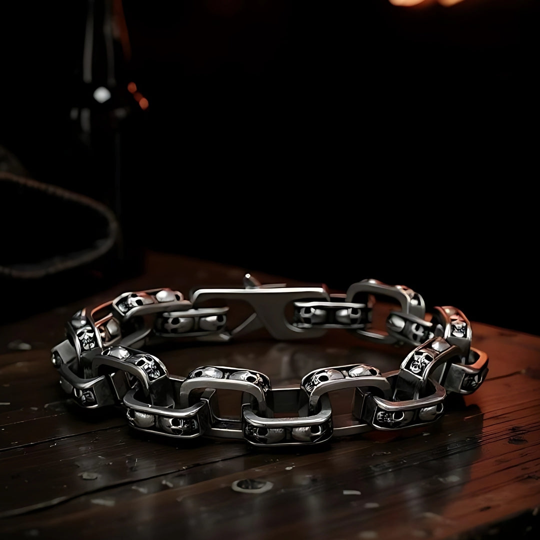bracelet homme maillons skull crane table vieux bois dark presentation