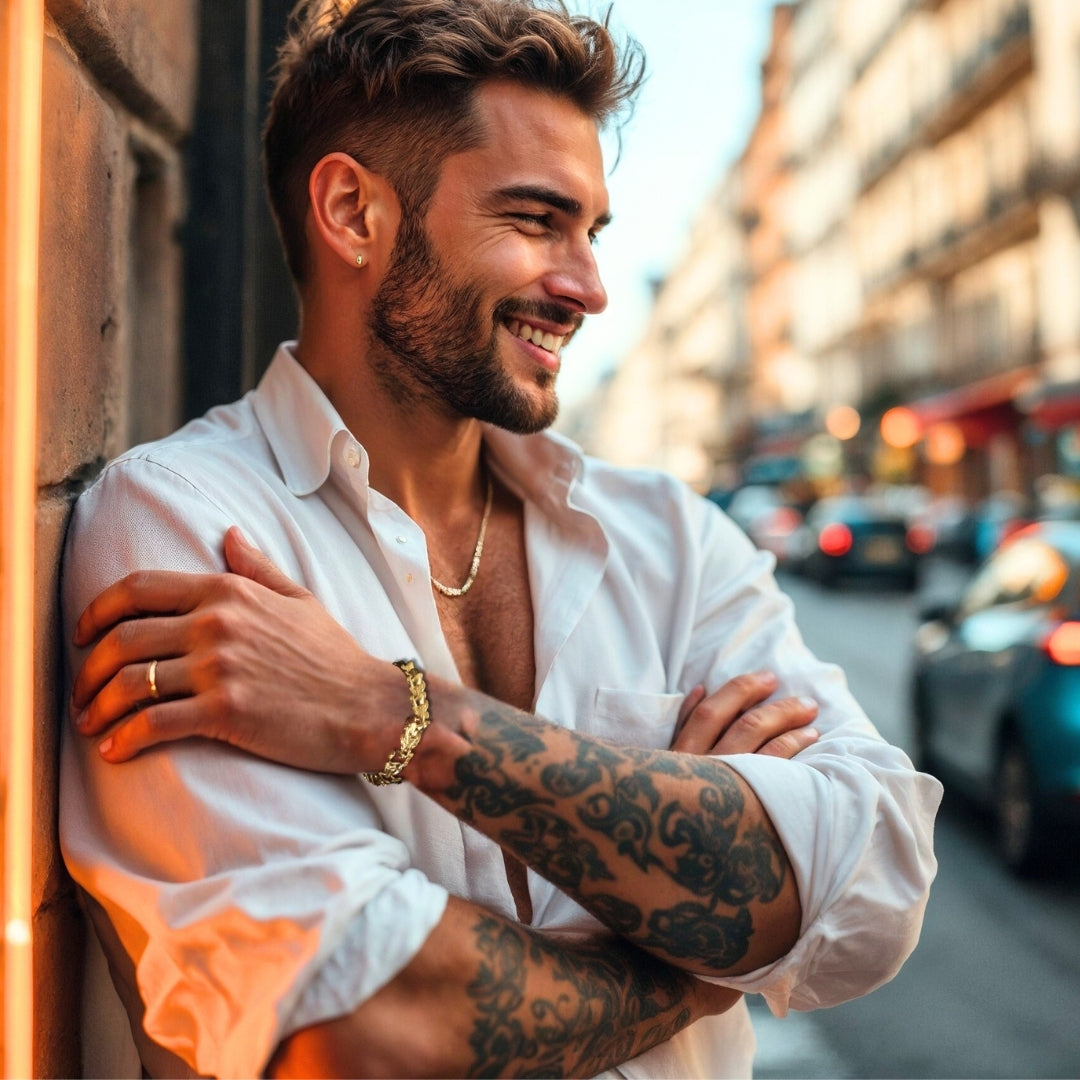 bracelet homme dragon doré homme élégant souriant chemise blanche