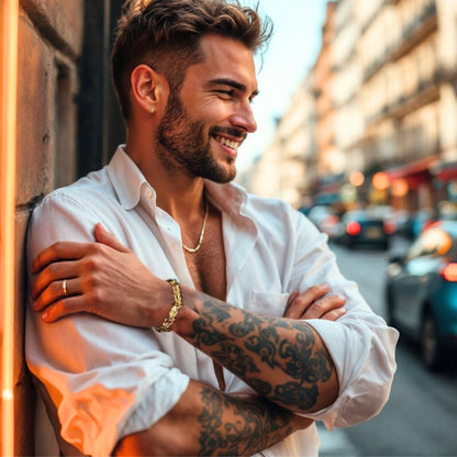bracelet homme dragon doré homme élégant souriant chemise blanche