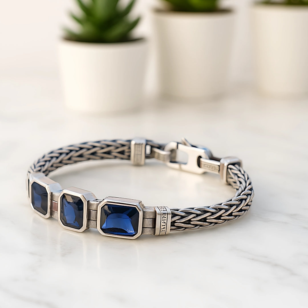bracelet homme tendance pierres bleues table blanche plantes