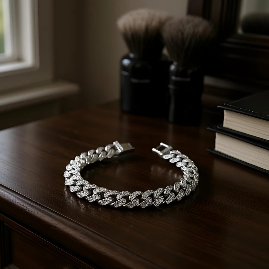 bracelet homme luxe tendance brillant argent table bois