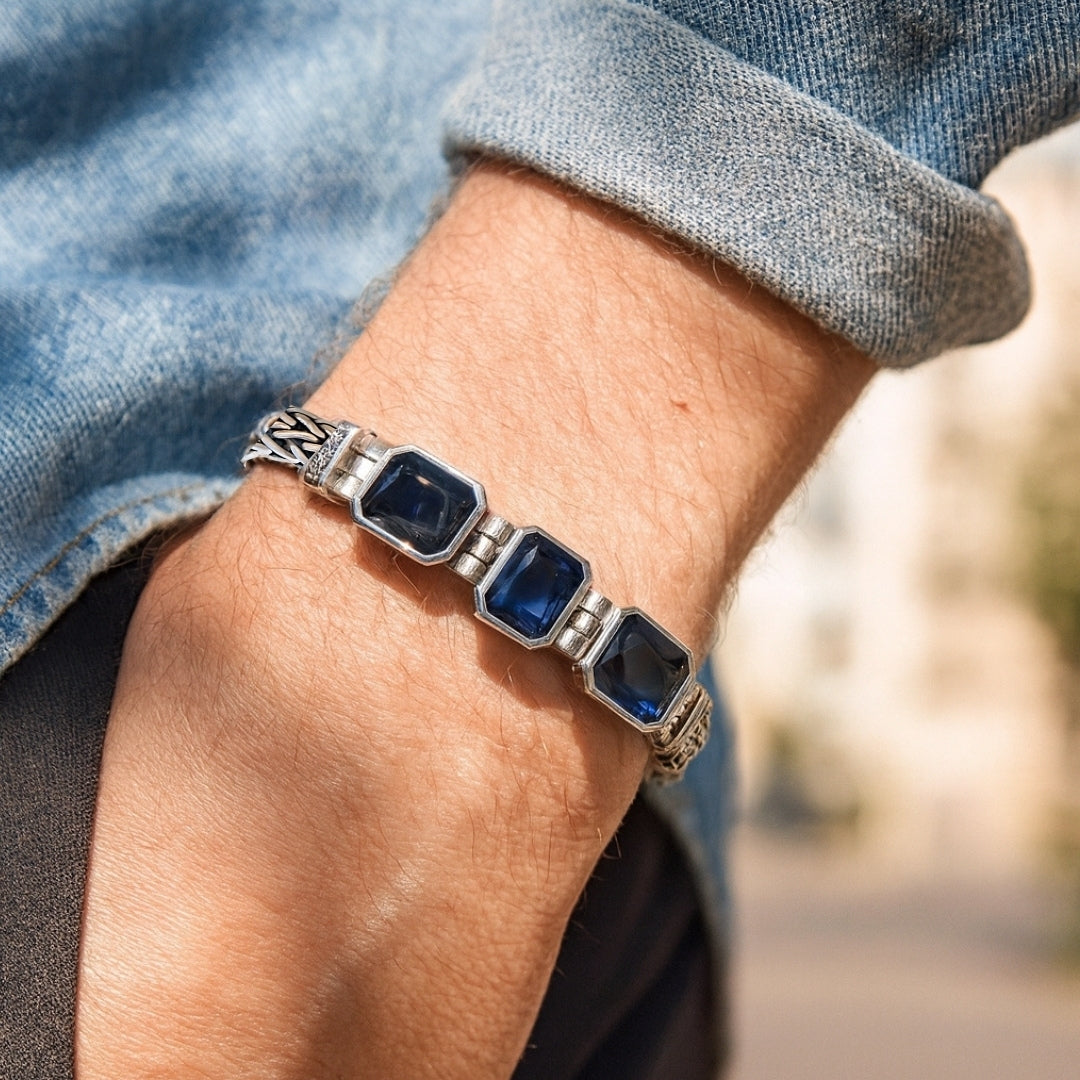 bracelet homme luxe trois pierres bleues poignet exterieur