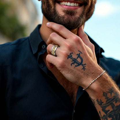  chemise noire, bracelet, style masculin