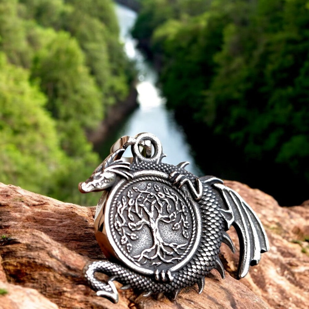 collier-homme-pendentif-arbre-de-vie-et-dragon-montagne-rivière