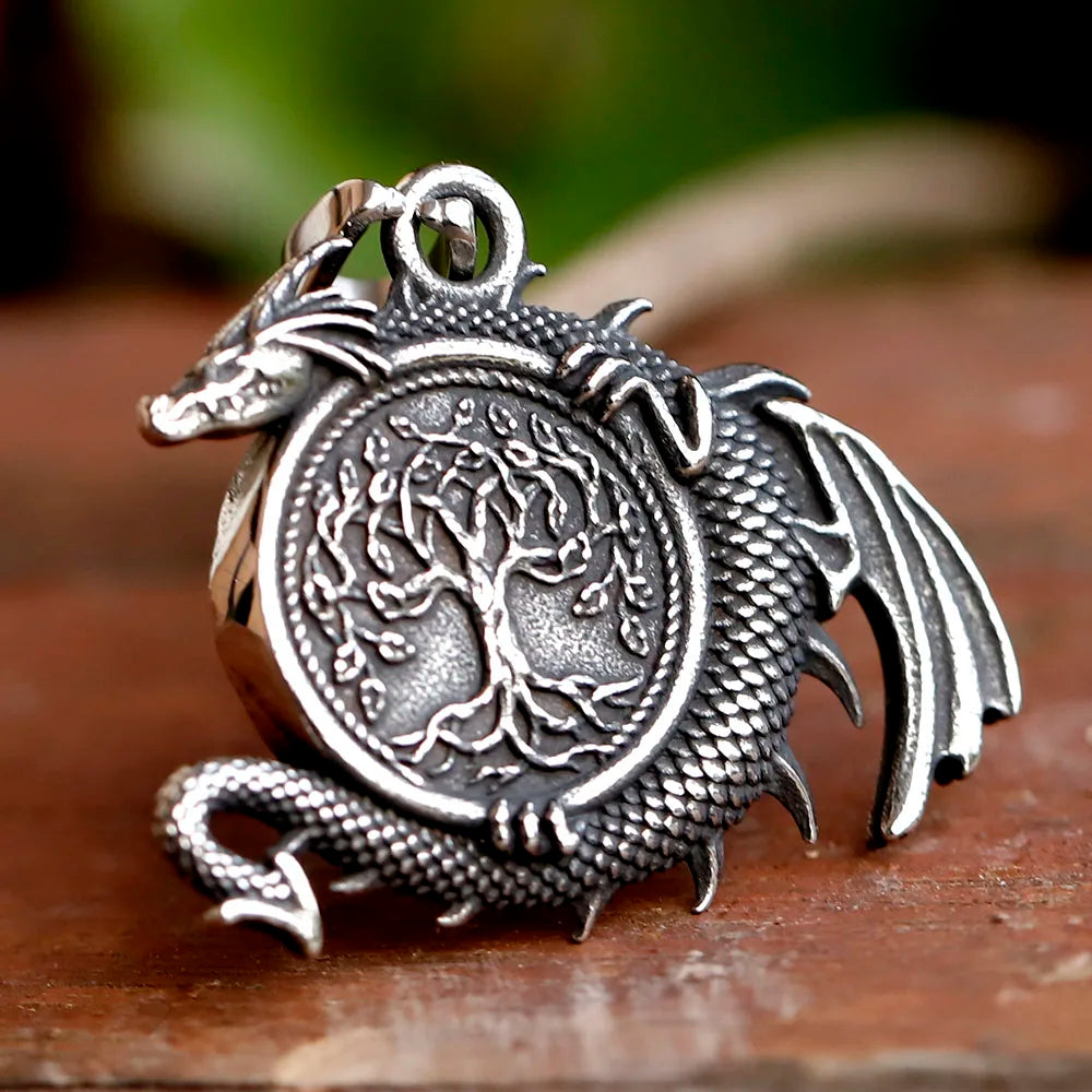 collier-homme-pendentif-arbre-de-vie-et-dragon-table-présentation