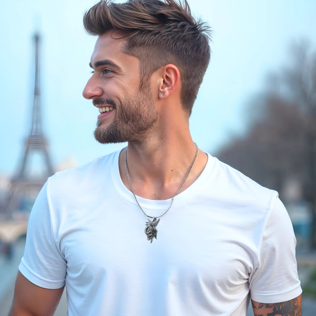 collier-homme-pendentif-dragon-Paris-tour-eiffel-t-shirt-blanc