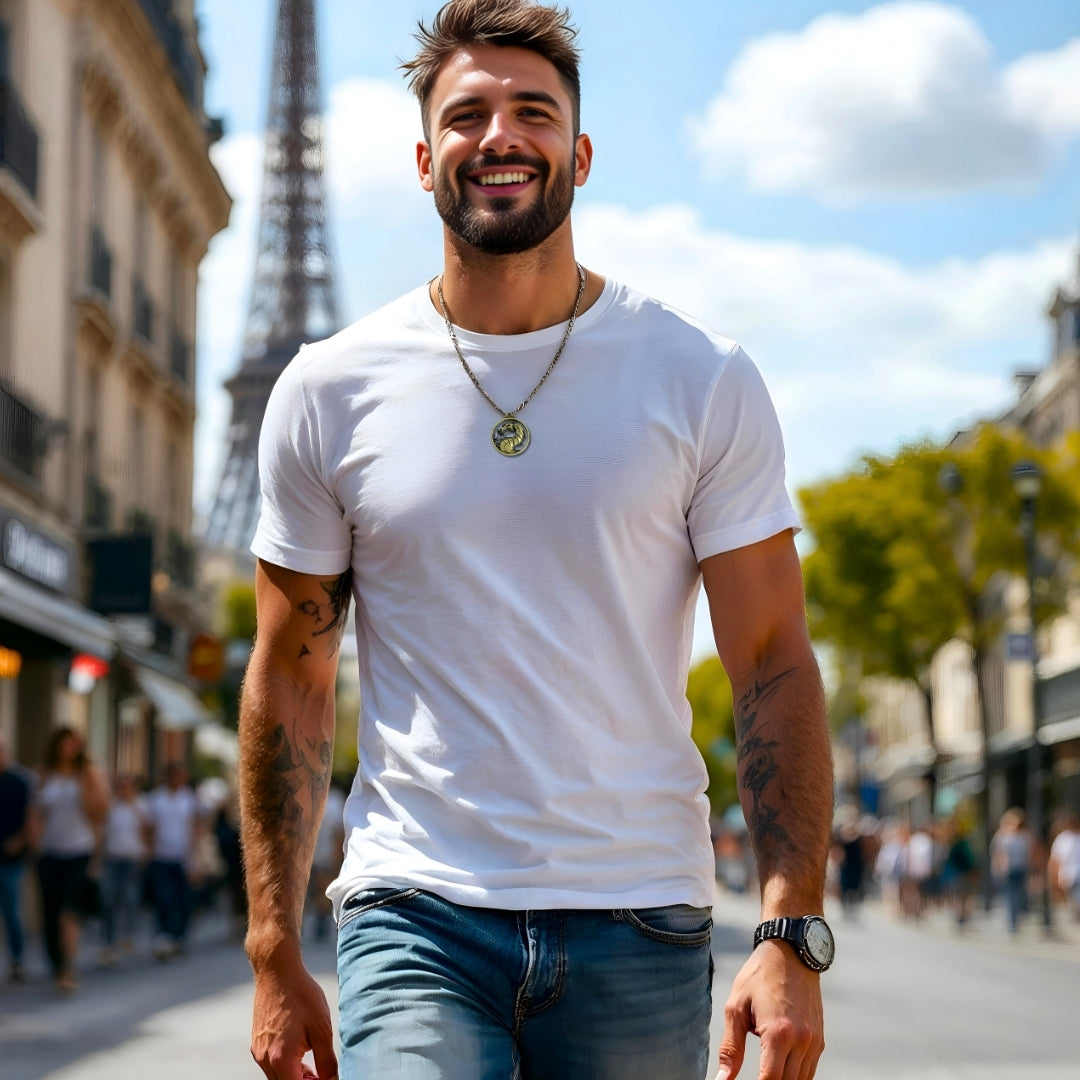 collier-homme-pendentif-dragon-mortel-bronze-Paris-tour-eiffel-t-shirt-blanc-jeans