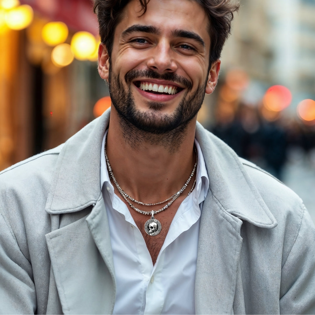 Collier-homme-pendentif-tête-de-mort-crane-humain-homme-élégant-souriant-chemise-mode-veston-pâle-rue