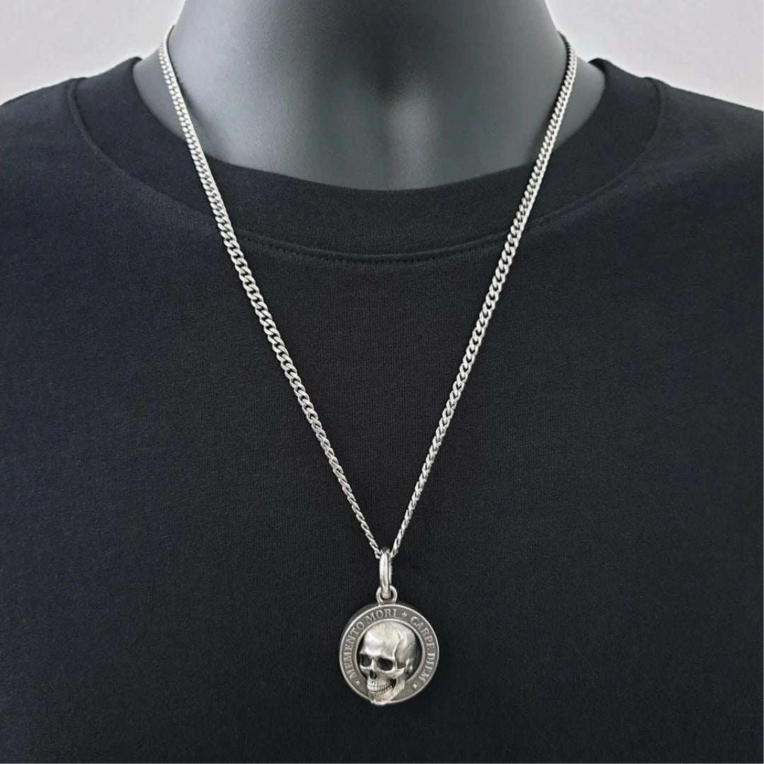 Collier-homme-pendentif-tête-de-mort-crane-humain-homme-t-shirt-noir-noir-et-blanc