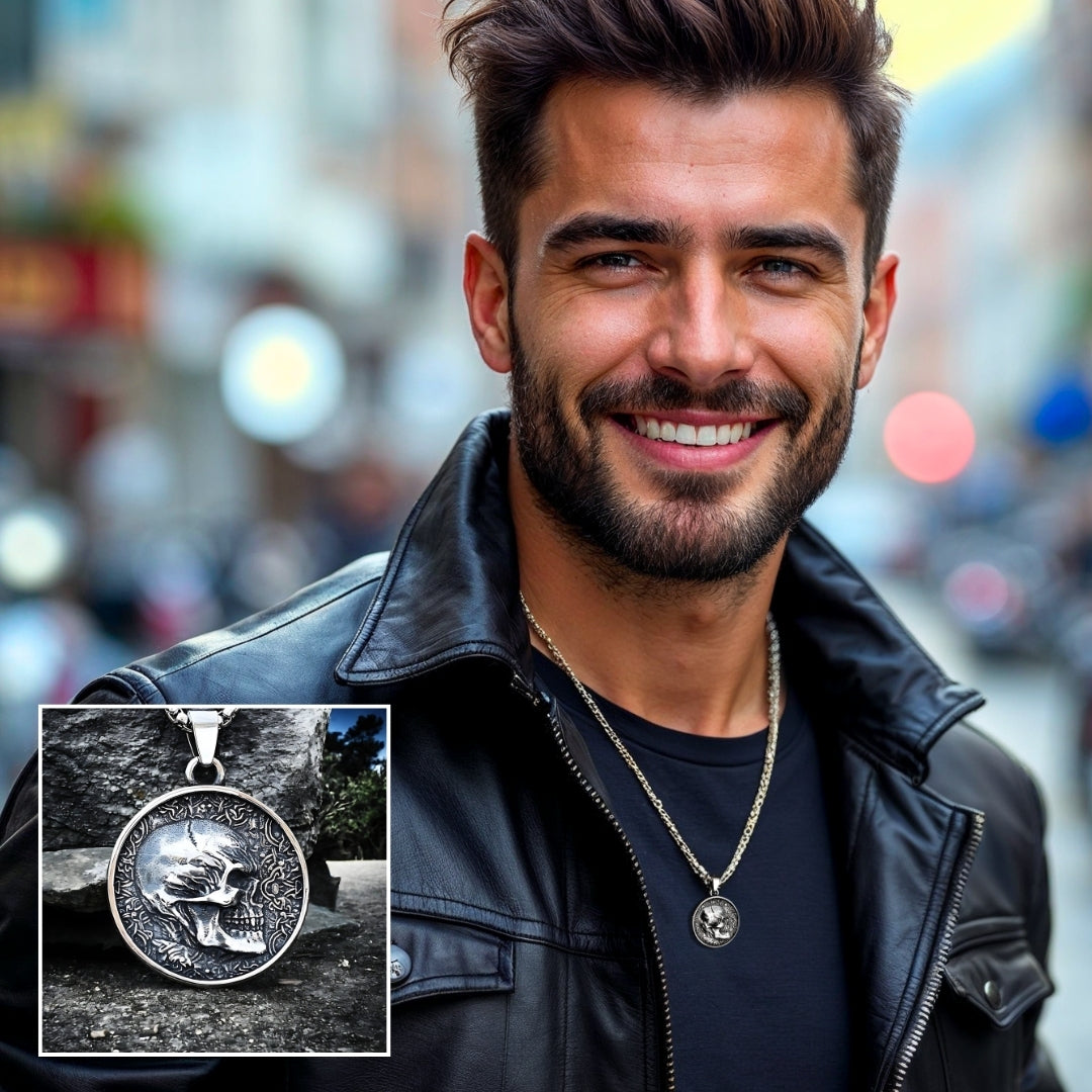 collier-homme-pendentif-tête-de-mort-pendentif -homme-élégant-souriant-cuir-rue