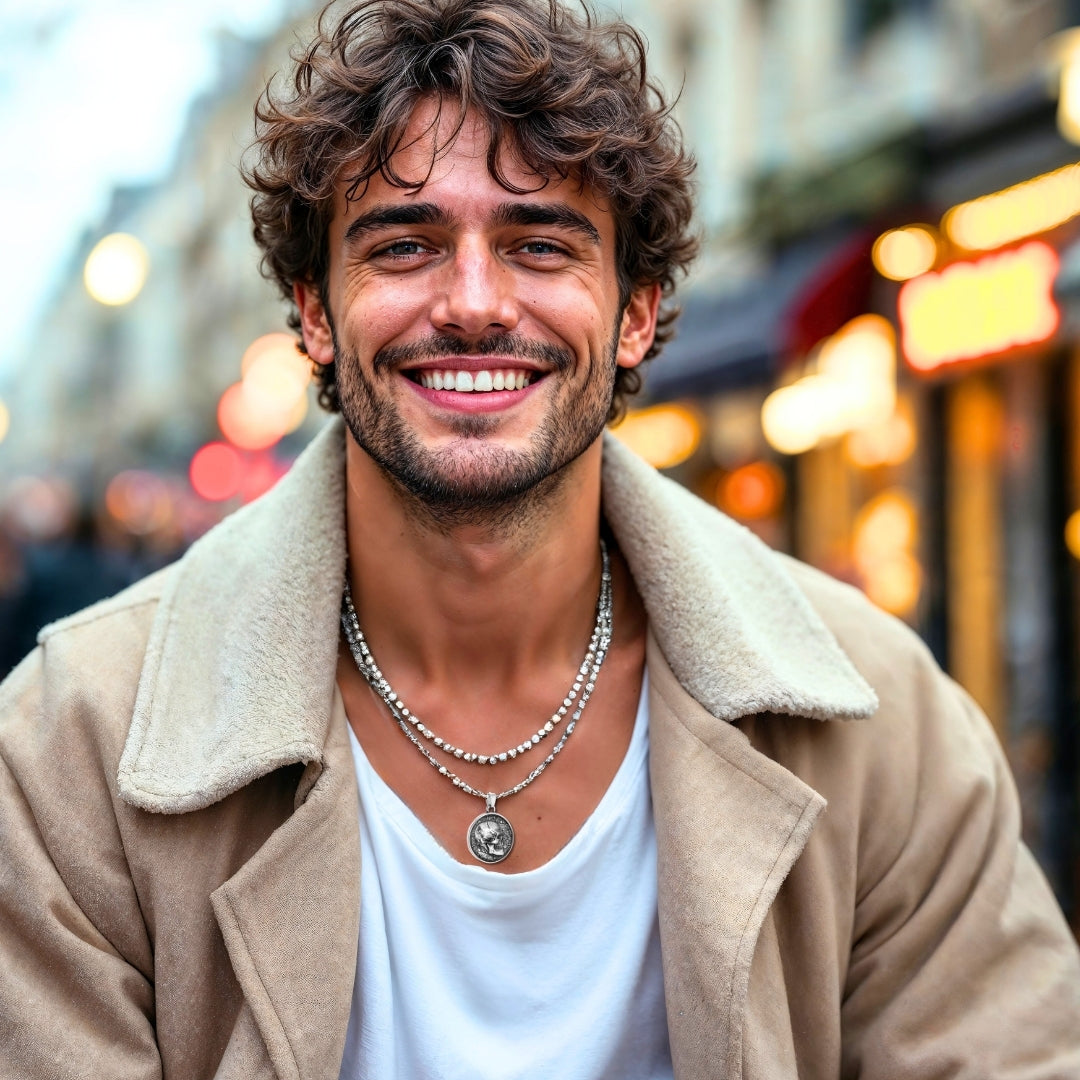 collier-homme-pendentif-tête-de-mort-pendentif -homme-jeune-élégant-souriant-manteau-pâle-rue-France