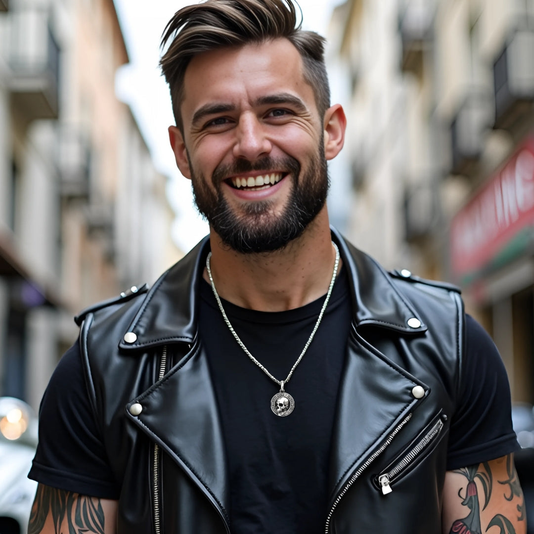 collier-homme-pendentif-tete-de-mort-crane-humain-homme-élégant-souriant-veste-de-cuir-rue-tatouages