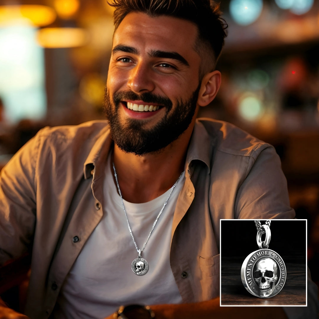 collier-homme-pendentif-tete-de-mort-crane-humain-homme-souriant-chemise-mode-bar-bistro