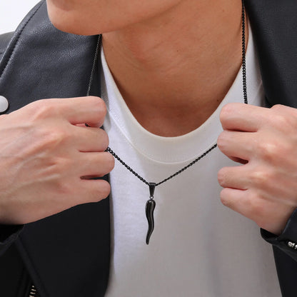 collier homme-pendentif-corne Italienne-look élégant-chance et prospérité-noir-main