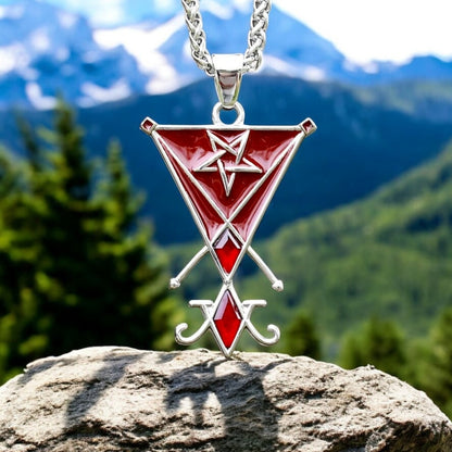 collier homme-pendentif-rouge-lucifer-montagne