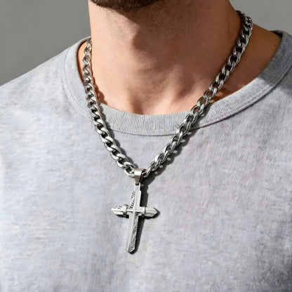 collier homme, pendentif croix Armor Cross 3D variante argent cou t shirt gris