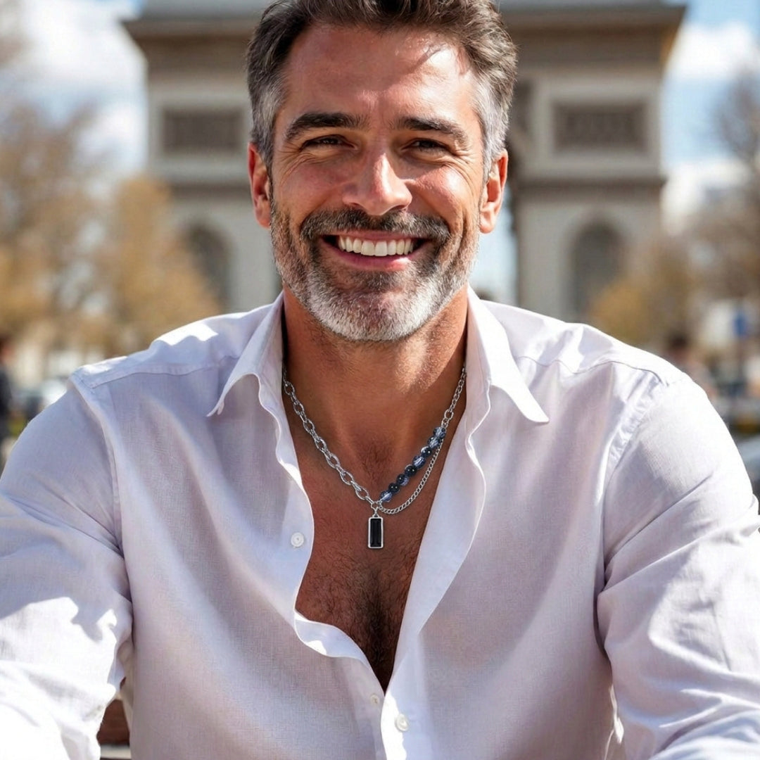  homme luxe, pendentif L'Ombre d'Ébène chemise blanche homme mature