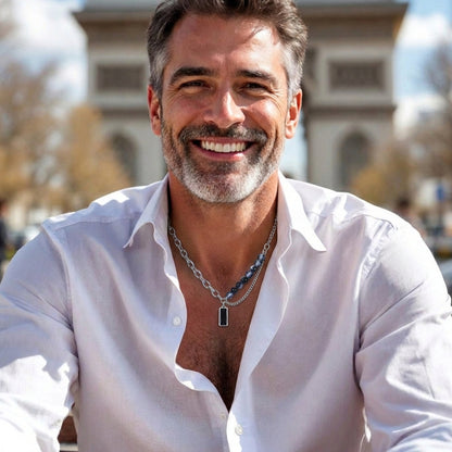  homme luxe, pendentif L'Ombre d'Ébène chemise blanche homme mature