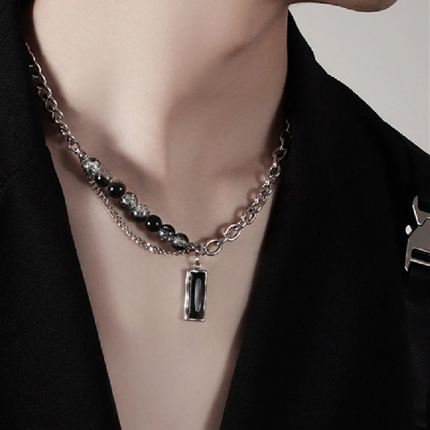  homme luxe, pendentif L'Ombre d'Ébène  rectangle cou chemise noire elegante