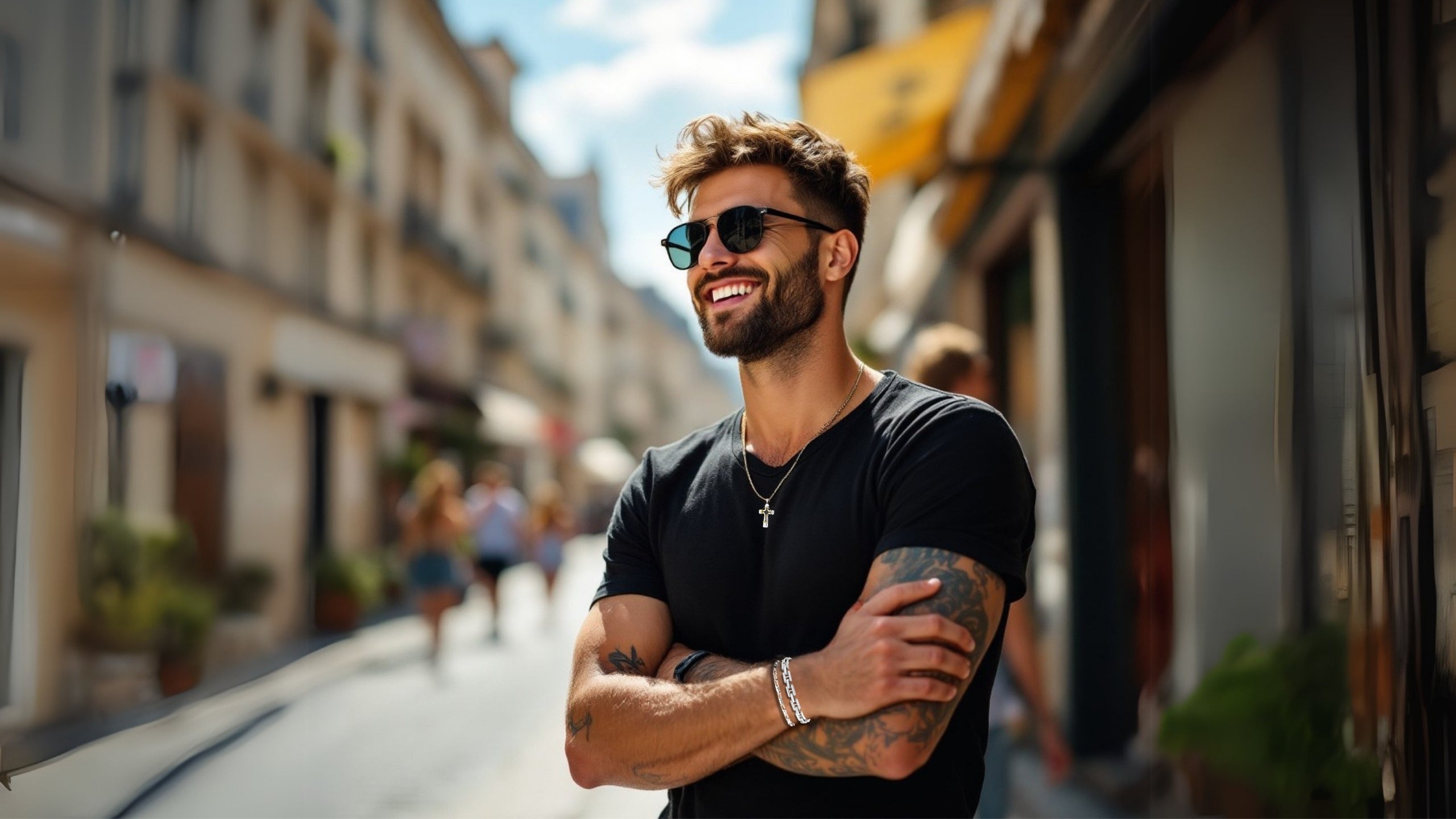 Homme moderne collier homme bracelet homme t-shirt noir rue Paris