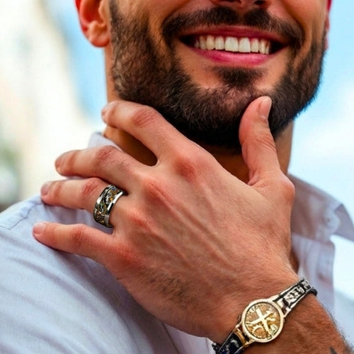 homme souriant portant la bague steampunk avec montre