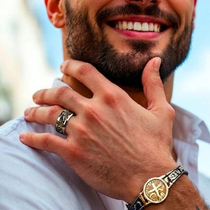 homme souriant portant la bague steampunk avec montre
